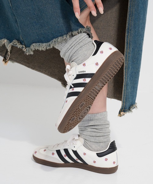 adidas（アディダス） スニーカー 「adidas」SAMBA OG W フラワー刺繍