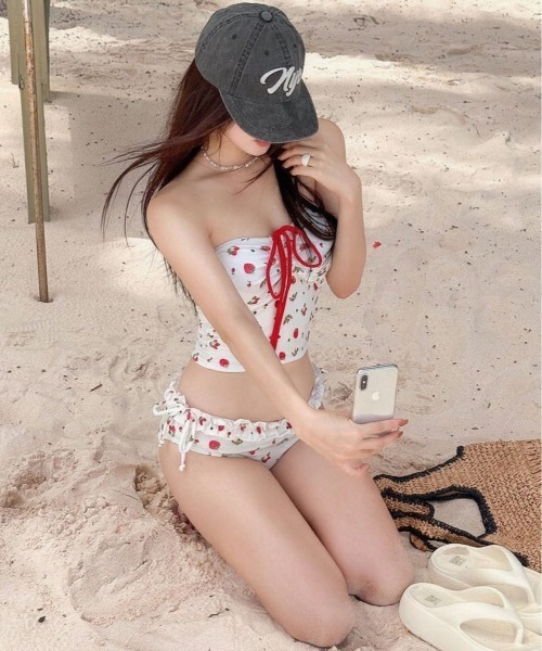 gossip!ロサンゼルス 水着 「Y2Kガーリー」 いちご柄フリルビキニ