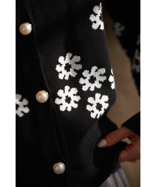 再入荷11月5日 （黒）降り積もる白花のニットカーディガン トップス カーディガン レディース ファッション 秋服 冬服 着回し 重ね着 レイヤード  cawaii w50488nc ブラック 日常使い キレイめ シンプル ミセス 30代 40代 50代 cawaii カーディガン （黒）降り積もる白花のニットカーディガン