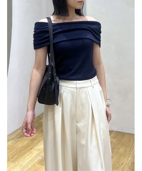 tシャツ ギャザーオフショルトップ レディースの画像