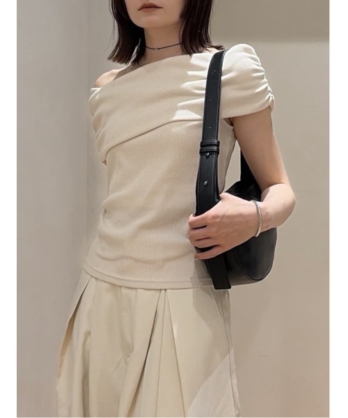 tシャツ ギャザーオフショルトップ レディースの画像