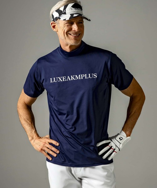 LUXEAKMPLUS 24SS バック ロゴ 半袖 モックネック Tシャツ LUXEAKMPLUS(リュクスエイケイエムプラス)ゴルフ バーチカルロゴ
