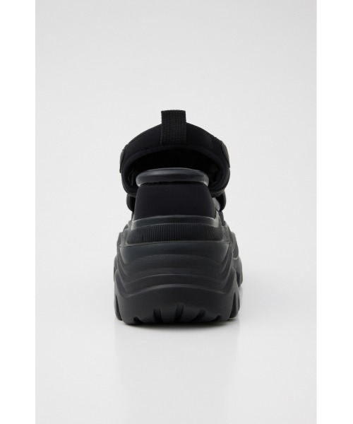「SLY」 フラットサンダル MEDIUM ブラック レディースの画像