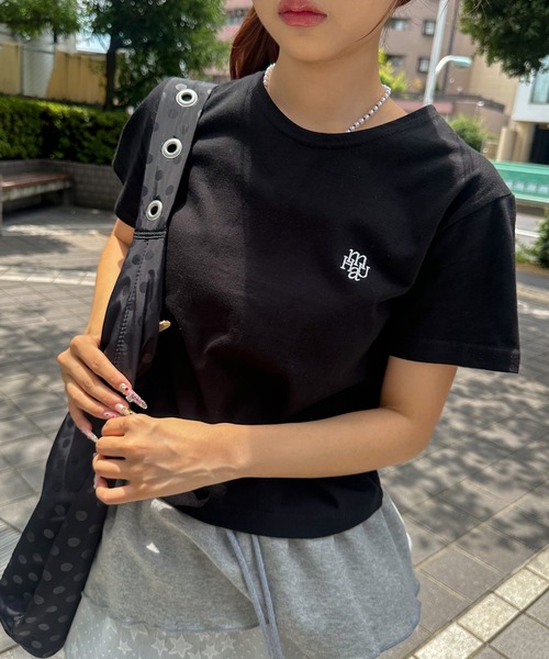 tシャツ A'GEM/9 × .kom「muah muah/ムーアムーア」STITCH LOGO CROP