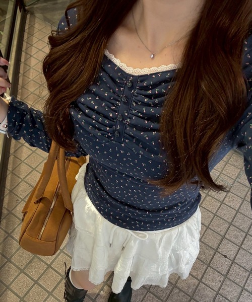 continuer de NICE CLAUP tシャツ ガーリーな雰囲気を引き立てる、花柄