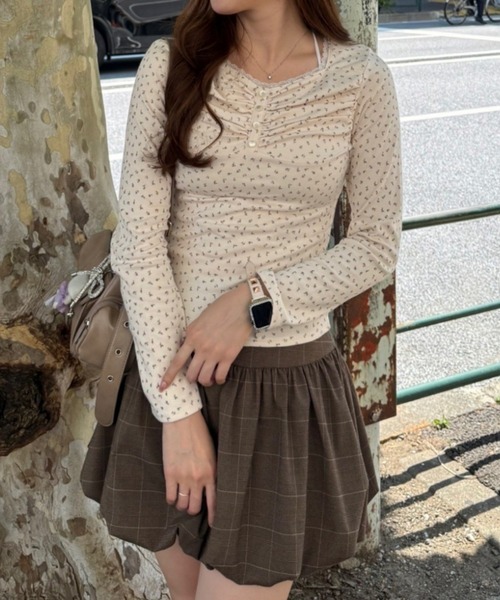 continuer de NICE CLAUP tシャツ ガーリーな雰囲気を引き立てる、花柄