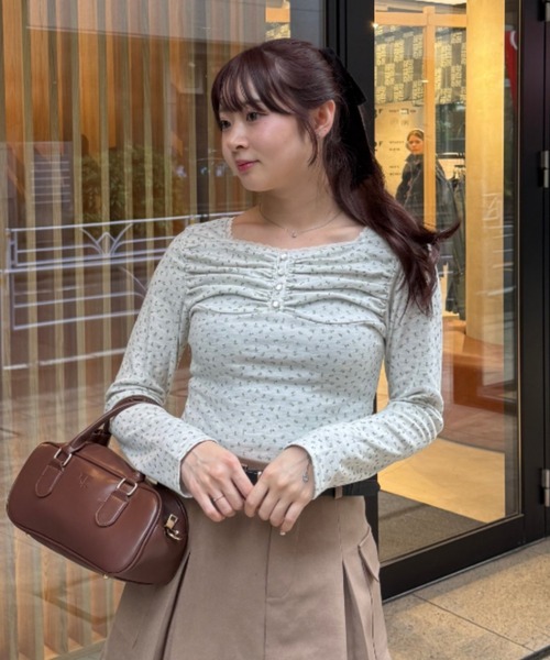 continuer de NICE CLAUP tシャツ ガーリーな雰囲気を引き立てる、花柄