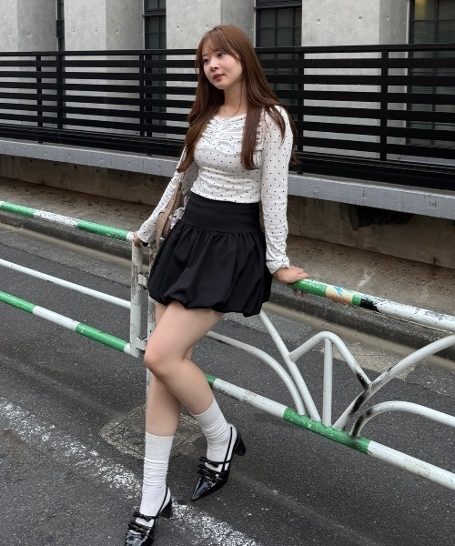 continuer de NICE CLAUP tシャツ ガーリーな雰囲気を引き立てる、花柄