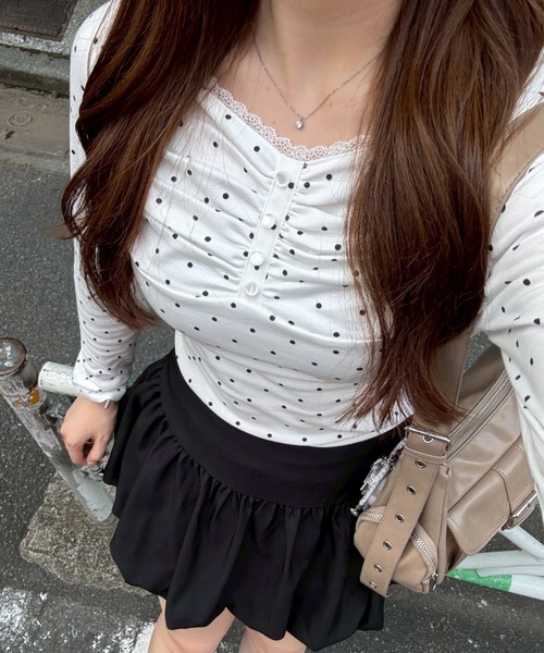 continuer de NICE CLAUP tシャツ ガーリーな雰囲気を引き立てる、花柄