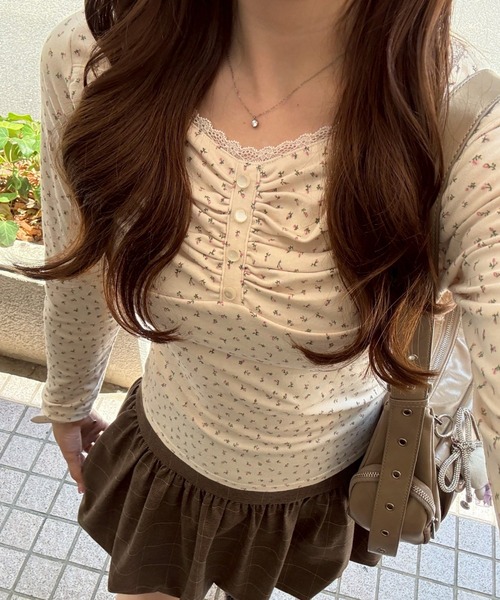 continuer de NICE CLAUP tシャツ ガーリーな雰囲気を引き立てる、花柄