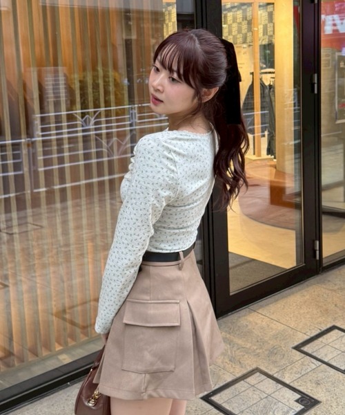 continuer de NICE CLAUP tシャツ ガーリーな雰囲気を引き立てる、花柄