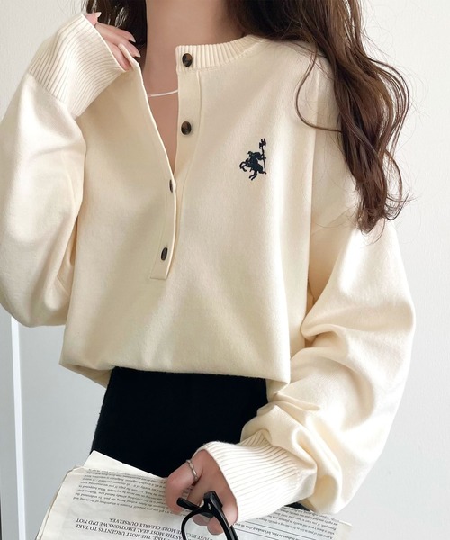 上質ウール✨45R 背中切り替え クルーネックニット R刺繍 アイボリー×茶 3 Java ニット セーター 「JaVaジャバコラボ」顔周りスッキリ＆胸元刺繍