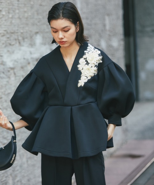 セットアップ 花刺繍モチーフ付きペプラムトップス＆テーパードパンツ