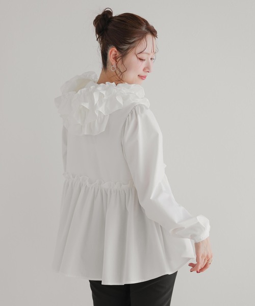 試着のみ！fitmoreホワイト フリル付きAラインシャツ Fit more（フィットモア） ブラウス シャツ Aライン裾フリルラウンド