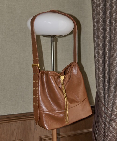 ショルダーバッグ バッグ heart charm shoulder bag / ハート