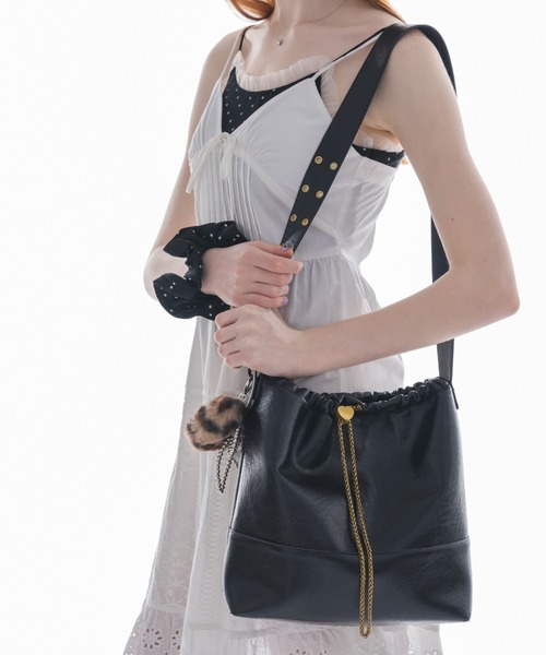 ショルダーバッグ バッグ heart charm shoulder bag / ハート金具