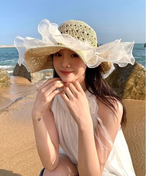ワンダフルワールド❤️【美品】藁付き麦わら帽子のかわいいコサージュ❤️ オリジナルリメイクコサージュ付き麦わら帽子 キャップ atelier