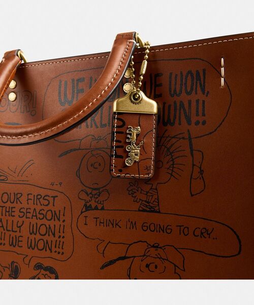 細部までスヌーピー♪【Coach】Coach X Peanuts ローグバッグ COACH x PEANUTS 2025 Teri Shoulder Bag - Snoopy & Woodstock