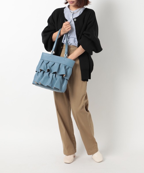 まみの商品です。ギャザートートバッグ2点、ブローチ2点です。 AZUL BY MOUSSY | チェーンハンドルギャザートートバッグ
