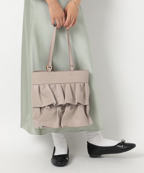 まみの商品です。ギャザートートバッグ2点、ブローチ2点です。 AZUL BY MOUSSY | チェーンハンドルギャザートートバッグ