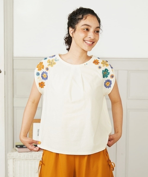 Jocomomola（ホコモモラ） tシャツ Escala floral フラワー刺繍