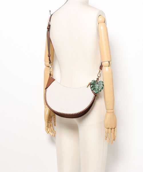 CHARLES & KEITH◆Blume ブレードカーブ ホーボーバッグ◆送料込 Blume ブリュム ブレードカーブホーボーバッグ - Black