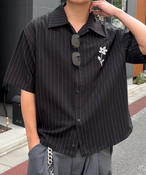 UNDERSTATEMENTs シャツ 半袖 「ユニセックス」花刺繍ストライプシャツ