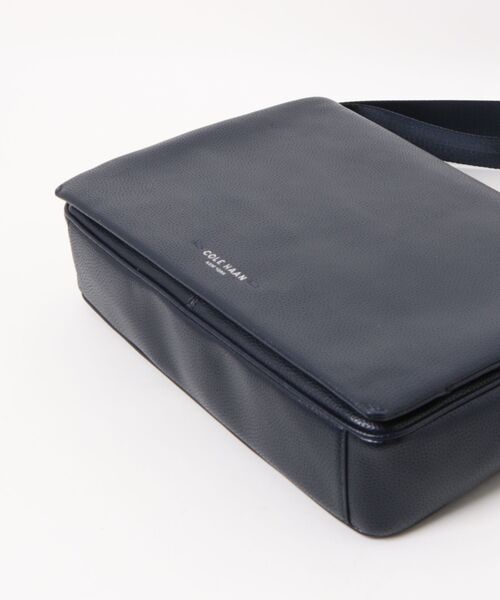 美品◯コールハーン　メッセンジャーバッグ　A4サイズ収納可能　オールレザー COLE HAAN（コールハーン） ショルダーバッグ ベルモント