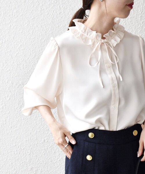 専用！美品　Heve カラースリーブBL ブラウス　バニラ　長袖　サテン　フリル heve カラースリーブ 専用！美品 Heve カラースリーブBL ブラウス