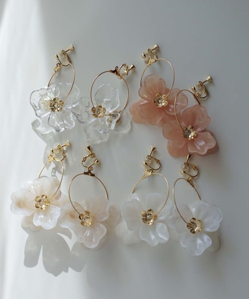 グレーとベージュのイヤリング CERCA アレルギー対応 イヤリング jolie minette/ビックフラワー