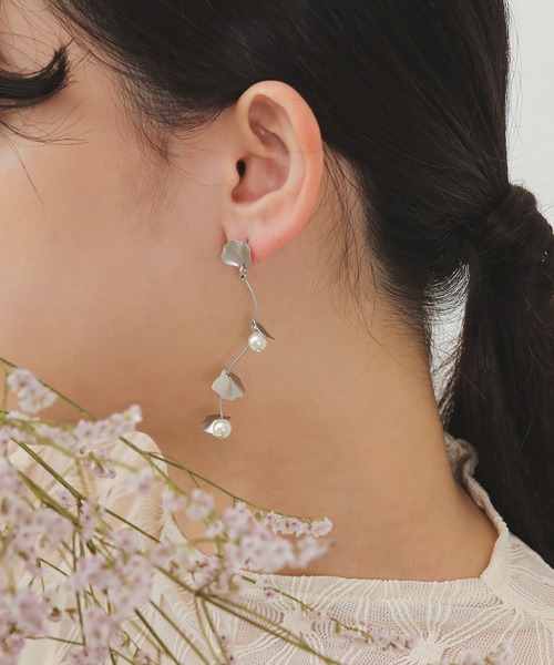 Kana ピアス ウェーブ ライン 花びら パール ピアス パーティー 結婚式