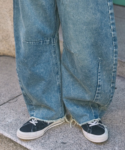 ライトブルーツイルカーヴィデニム ワイドパンツ フリンジ裾 裾フリンジデニムカーゴパンツ[品番：ORGW0008734]｜Ada