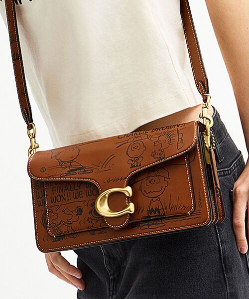即日発送可能【COACH×PEANUTS】タビー ショルダー バッグ 26 COACH｜【公式】【COACH X PEANUTS】タビー ショルダー バッグ
