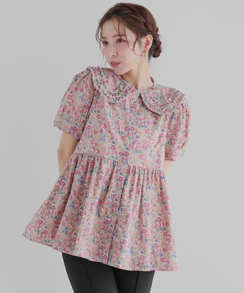 新品未使用　 fitmore フィットモア　ミニフリル襟ペプラム花柄ブラウス Fit more（フィットモア） ブラウス シャツ ミニフリル襟ペプラム花柄