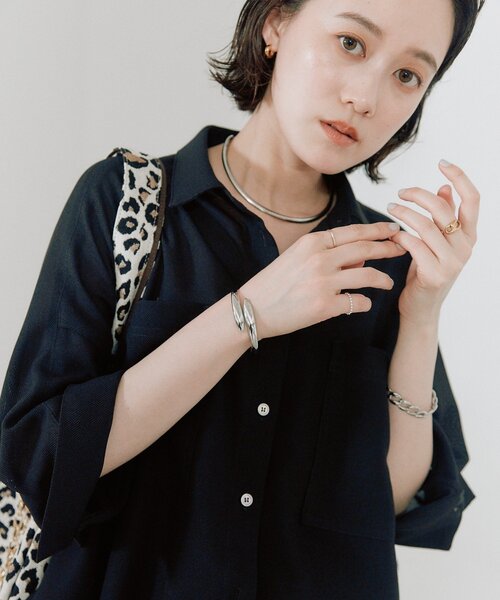 ブレスレット 「主張しすぎないミニマルな印象に」バネバングル レディースの画像