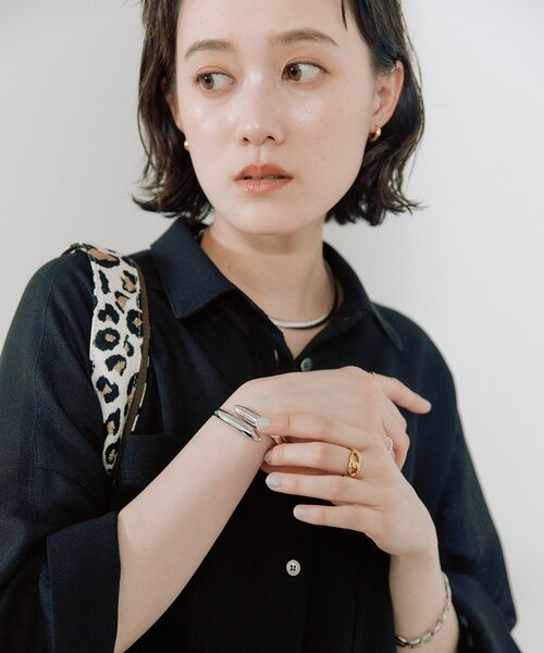 ブレスレット 「主張しすぎないミニマルな印象に」バネバングル レディースの画像