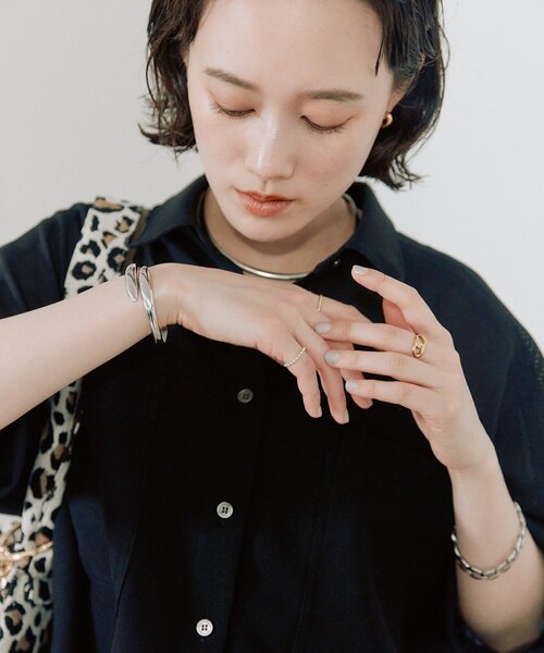 ブレスレット 「主張しすぎないミニマルな印象に」バネバングル レディースの画像