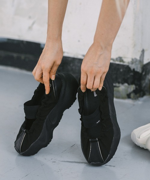 スニーカー PUFFIN SCRUNCH SNEAKERS レディースの画像