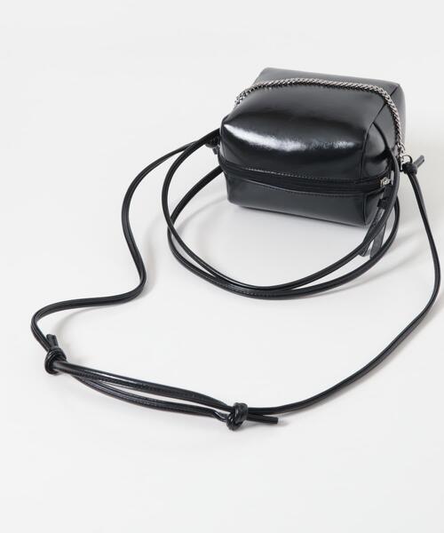 ブラックショルダーバッグ キーチェーン付き CHARLES & KEITH ロック&キーチェーン ハンドルバッグ【再入荷】（Noir
