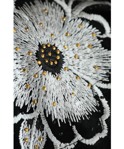 cawaii （黒）ビジューを纏う花刺繍のベロア調プルオーバートップス