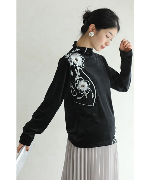 cawaii （黒）ビジューを纏う花刺繍のベロア調プルオーバー