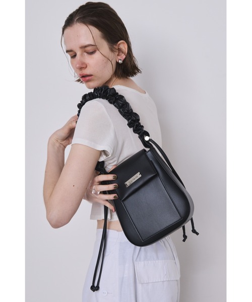 conp フェイクレザー 現品手元あり ショルダーバッグ un/neu ショルダーバッグ バッグ ギャザーハンドルフェイク