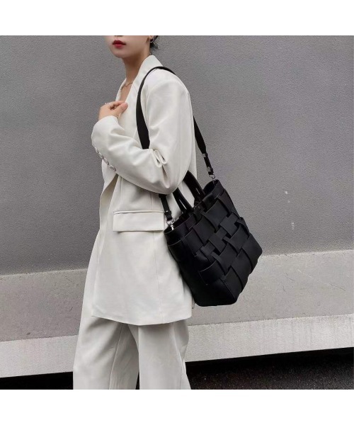 ブラックレザー ショルダーバッグ 編み込みデザイン ブラック レザー 編み込み フラップ ショルダー バッグ クロス
