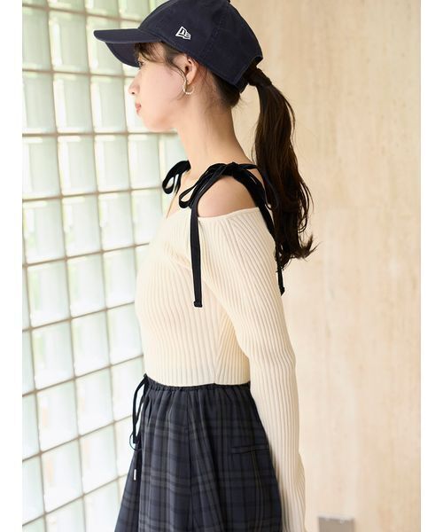 【新品未使用タグ付き】WEB限定☆SNIDELオフショルダーリボンニット SNIDEL（スナイデル）の「【WEB限定】オフショルダーリボン