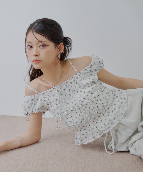 オッジ【美品】小花柄　シャーリングブラウス 小花柄シャーリングブラウス/前後2way/洗える(ブラウス・シャツ