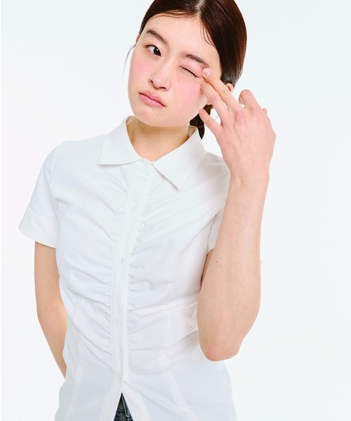 fekete ギャザータイトシャツ FEKETE（フェケテ）の「GATHER FEMININE TIGHT SHIRT / ギャザー