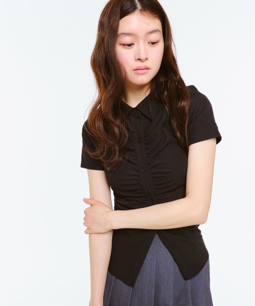 fekete ギャザータイトシャツ FEKETE（フェケテ）の「GATHER FEMININE TIGHT SHIRT / ギャザー