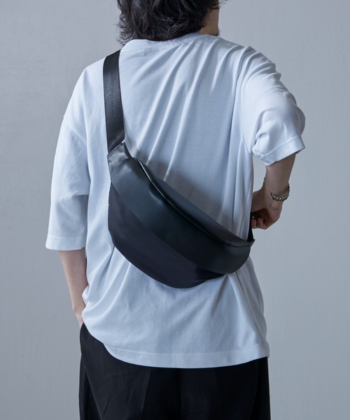 美品　ルイス　ショルダーバッグ　ブラック　レザー　大容量　メッセンジャーバッグ 美品 ルイス ショルダーバッグ ブラック レザー 大容量