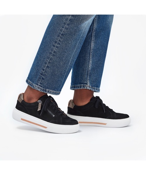 holly_accoブラック1 Clarks（クラークス） スニーカー Hollyhock Zip / ホリーホックジップ