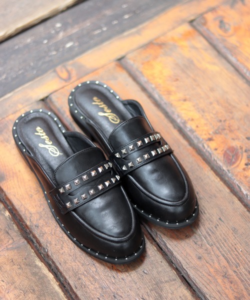 SLY スタッズ付きブラックミュール SLY | POINTED TOE BELTED サンダル (サンダル ) |SHEL'TTER